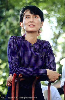 Suukyi_aungsan-f_medium